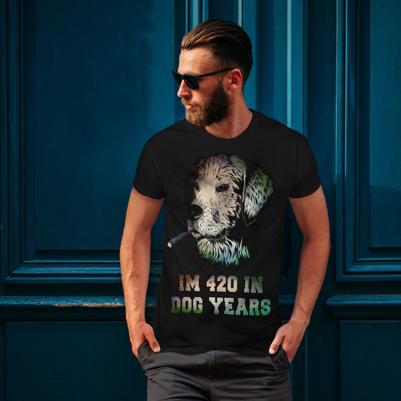 Wellcoda 42 anni CANINI Erba Da Uomo T-shirt Felice design grafico stampato T-shirt